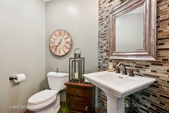 42W142 Ravine Dr, Saint Charles, IL 60175 - bathroom featuring toilet, tasteful backsplash, and a sink