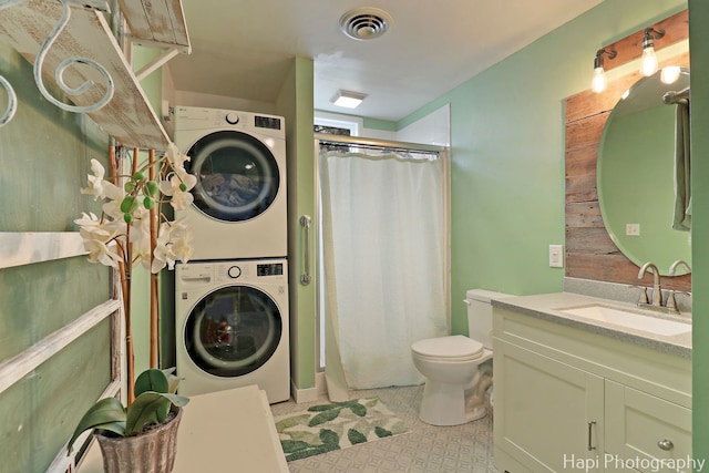 full bath with visible vents, stacked washer and dryer, vanity, toilet, and a shower with shower curtain