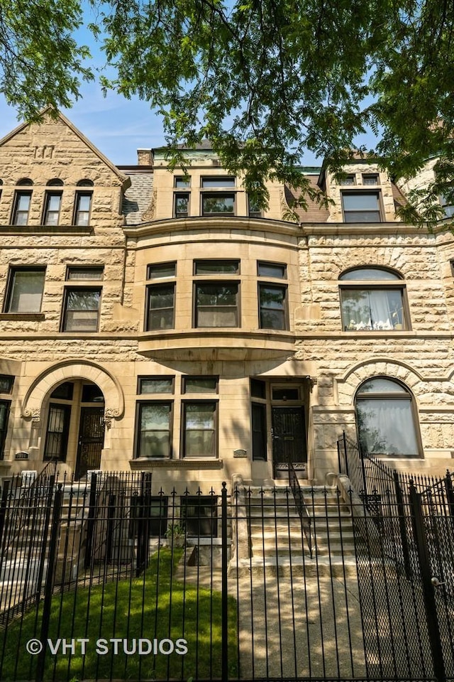 3912 S Prairie Ave, Chicago, IL 60653 - view of building exterior featuring a fenced front yard