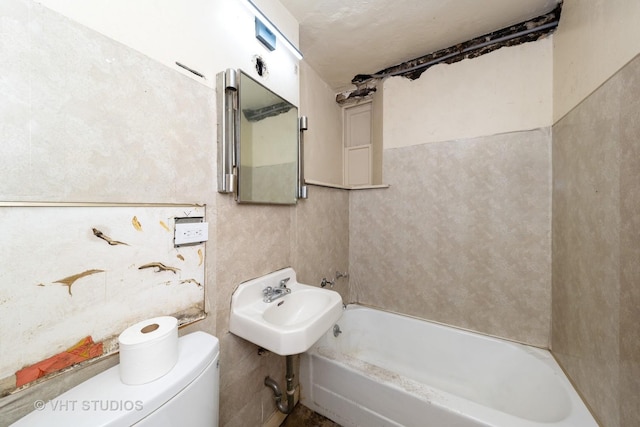 3912 S Prairie Ave, Chicago, IL 60653 - bathroom featuring a bath and toilet
