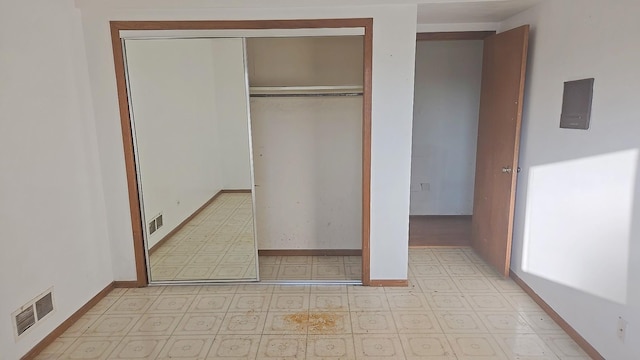 4951 Crest Ct, Country Club Hills, IL 60478 - spare room with baseboards, visible vents, and light floors