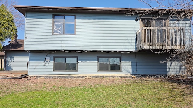 4951 Crest Ct, Country Club Hills, IL 60478 - rear view of property featuring a yard