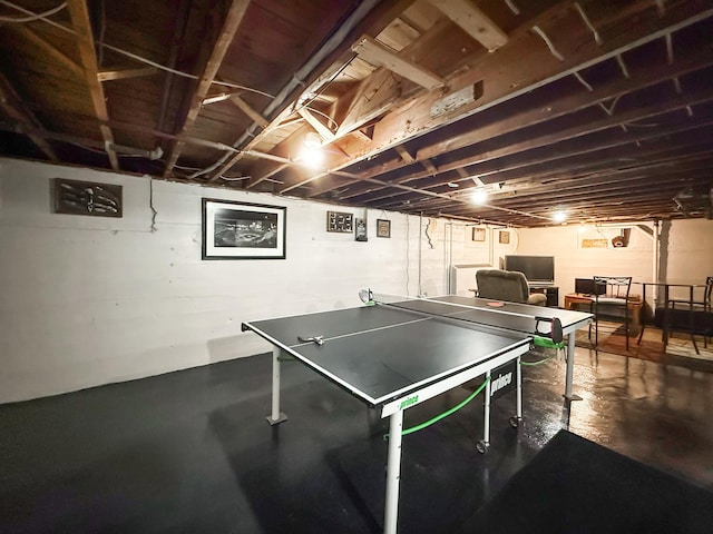 1402 W Lincoln Blvd, Freeport, IL 61032 - rec room featuring concrete flooring