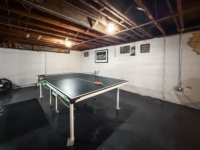 1402 W Lincoln Blvd, Freeport, IL 61032 - game room with finished concrete floors