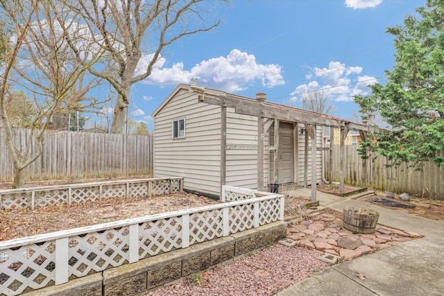 view of outdoor structure with an outdoor structure and a fenced backyard