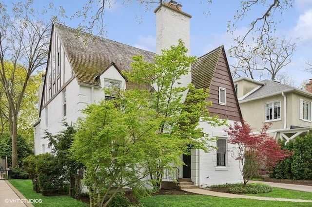 420 Washington Ave, Glencoe, IL 60022 - view of front of home featuring a chimney, a front lawn, and stucco siding