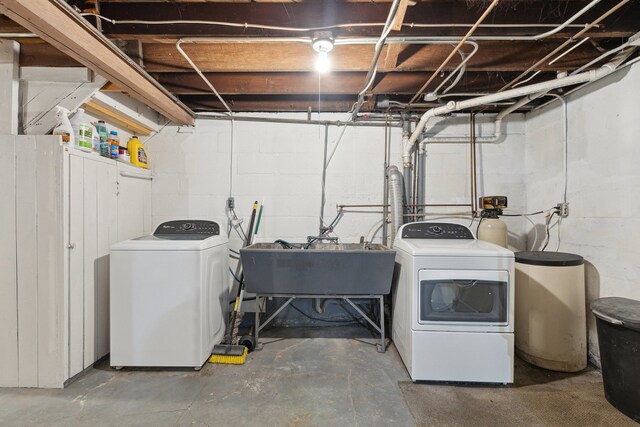 2228 8th St, Rockford, IL 61104 - laundry room featuring a sink, laundry area, and washing machine and dryer