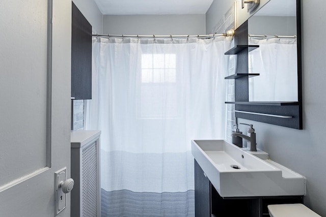 bathroom with a shower with curtain and vanity