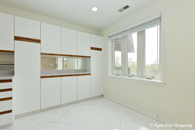 empty room featuring visible vents, recessed lighting, baseboards, and plenty of natural light