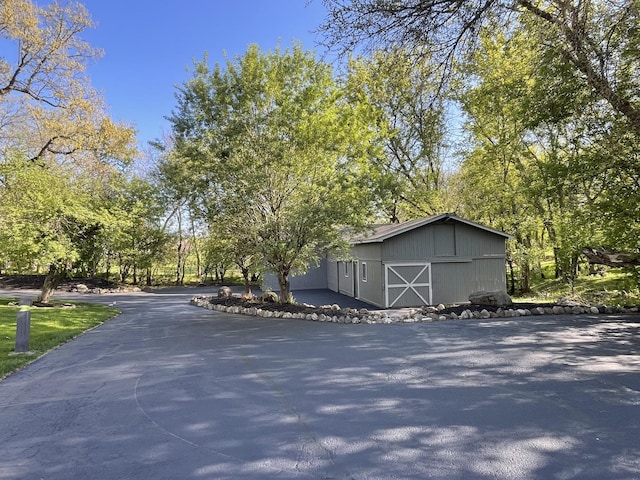 184A River Rd, Lake Barrington, IL 60010 - view of side of property with a barn and an outbuilding