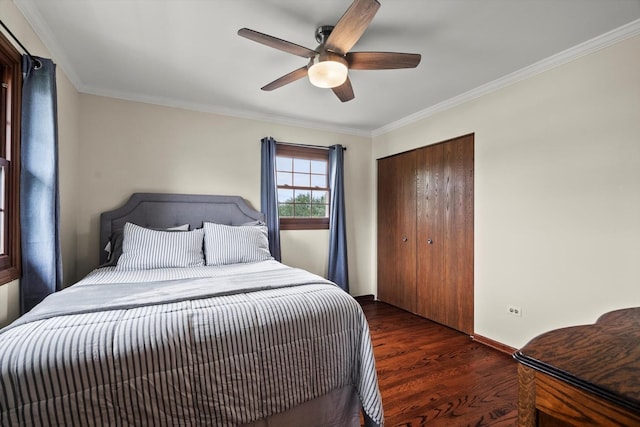 bedroom with crown molding, a ceiling fan, wood finished floors, and a closet