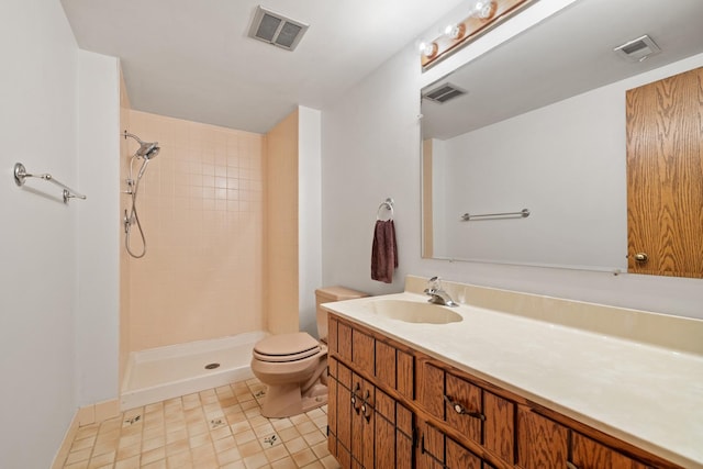 full bath featuring toilet, visible vents, tiled shower, and vanity