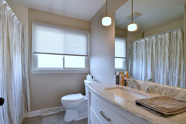full bath with toilet, baseboards, visible vents, and a healthy amount of sunlight