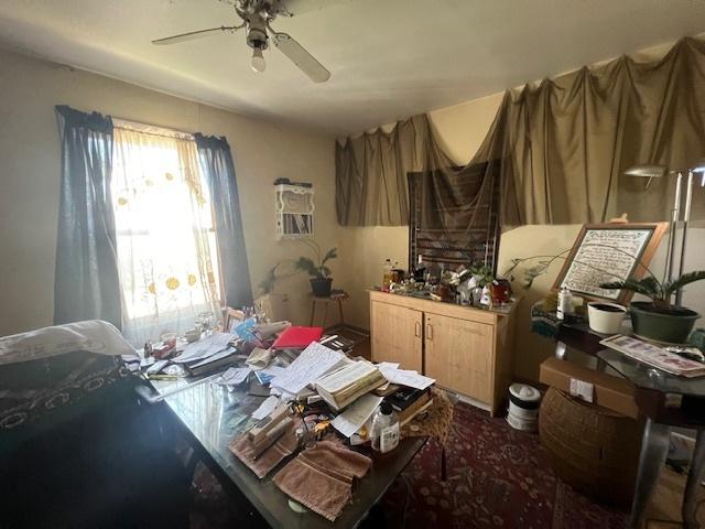 miscellaneous room with a ceiling fan