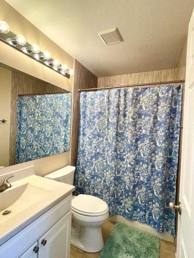 full bath with visible vents, a shower with curtain, toilet, and vanity