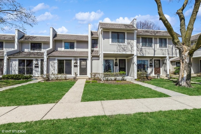 multi unit property featuring a front lawn