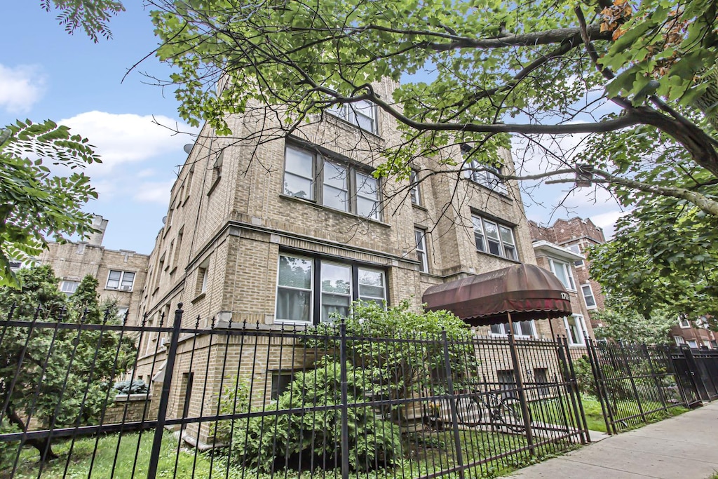 1709 W Wallen Ave Unit B, Chicago, IL 60626 - view of building exterior with a fenced front yard