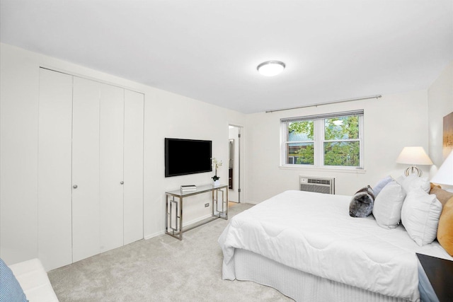 bedroom featuring light carpet, a wall unit AC, and a closet