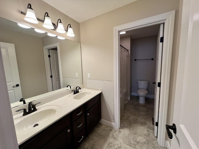 full bath featuring a sink, toilet, double vanity, and a shower with shower curtain