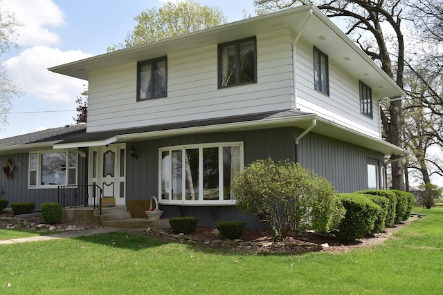 view of front facade featuring a front yard