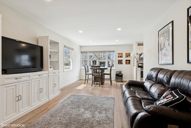 living area featuring light wood-type flooring, recessed lighting, and baseboards