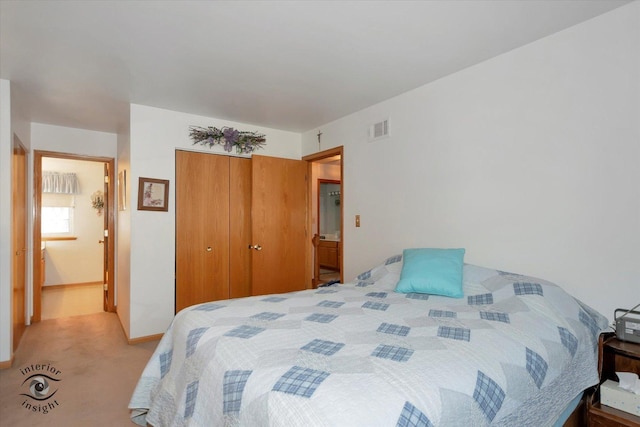 bedroom featuring visible vents, carpet flooring, baseboards, and a closet