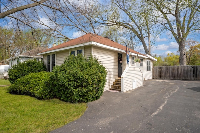 26312 W Blackhawk Ave, Ingleside, IL 60041 - view of front facade with fence