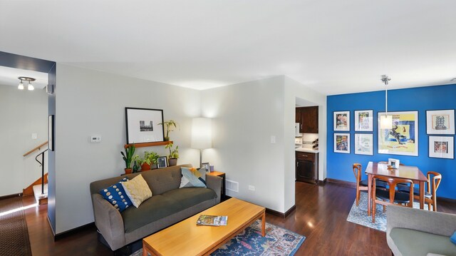 living area with baseboards, dark wood-style floors, and visible vents