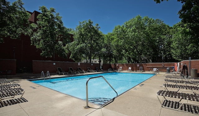 901 S Plymouth Ct Unit 104, Chicago, IL 60605 - community pool featuring a patio, fence, and view of wooded area