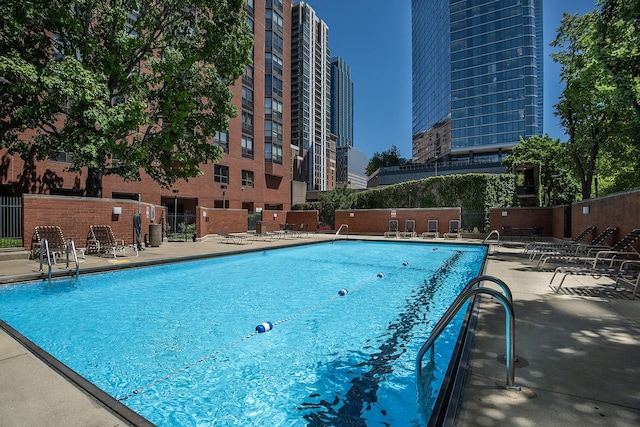 901 S Plymouth Ct Unit 104, Chicago, IL 60605 - community pool featuring a patio and fence