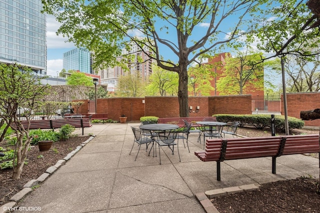 901 S Plymouth Ct Unit 104, Chicago, IL 60605 - view of patio / terrace with fence and outdoor dining area