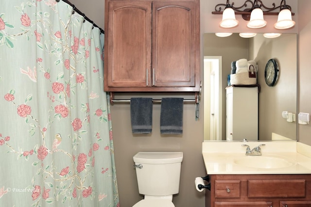 full bathroom with vanity, toilet, and a shower with curtain