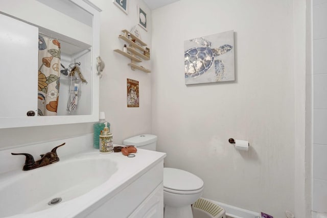 7333 Winthrop Way Unit 10, Downers Grove, IL 60516 - bathroom featuring toilet, vanity, a shower with shower curtain, and baseboards