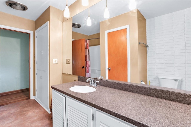bathroom with a shower with curtain, visible vents, tile patterned flooring, vanity, and toilet