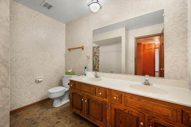 726 Parkside Dr, Sycamore, IL 60178 - full bathroom with double vanity, toilet, baseboards, wallpapered walls, and curtained shower