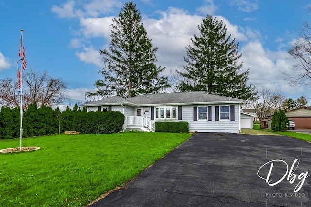 395 Magnolia Ave, Gurnee, IL 60031 - ranch-style house featuring a detached garage and a front lawn