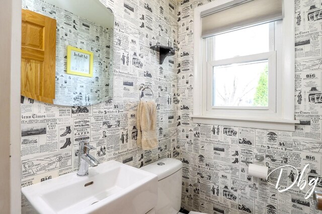 395 Magnolia Ave, Gurnee, IL 60031 - half bath featuring a sink, backsplash, toilet, and tile walls