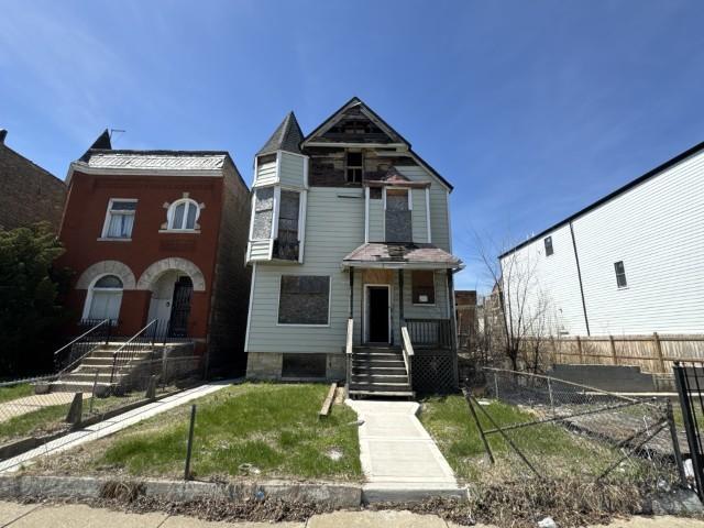 victorian home with fence private yard