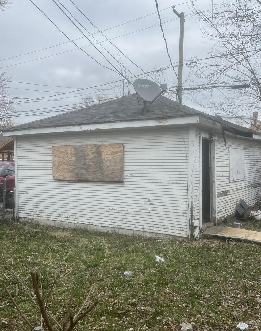view of side of property