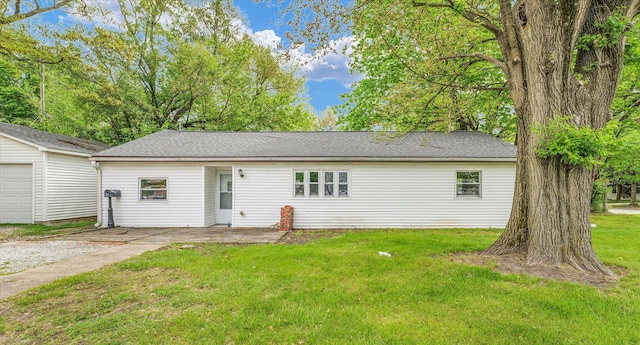 902 N Lincoln Ave, Urbana, IL 61801 - rear view of property with a lawn and roof with shingles