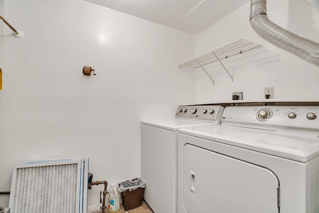 laundry room with laundry area and independent washer and dryer