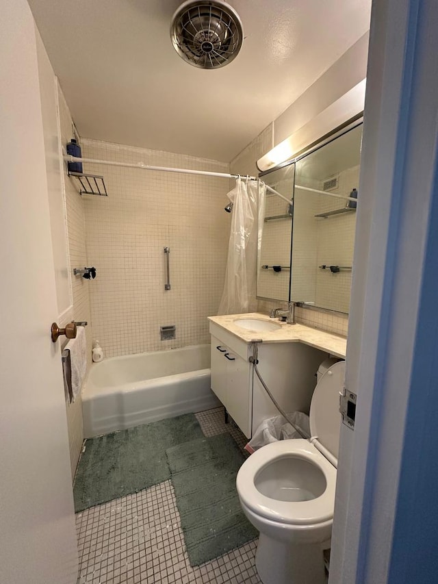 400 E Randolph St Unit 921, Chicago, IL 60601 - full bath with toilet, tile patterned floors, vanity, and shower / bath combo with shower curtain