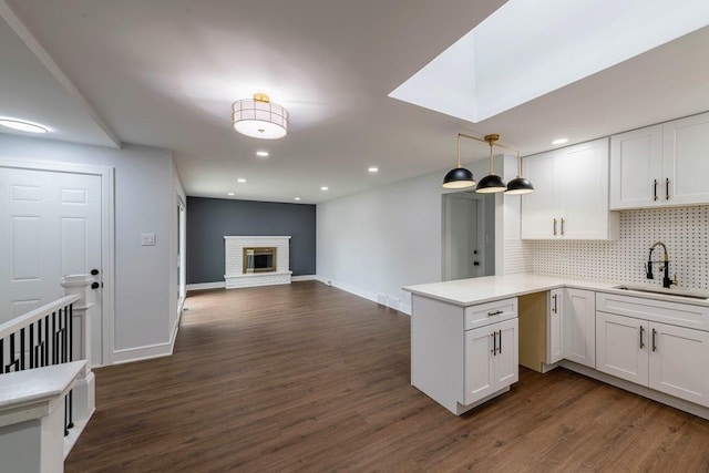 612 Thornwood Dr, South Holland, IL 60473 - kitchen featuring tasteful backsplash, a sink, baseboards, a peninsula, and dark wood-style floors