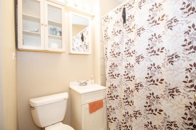 bathroom with vanity, toilet, and a shower with shower curtain