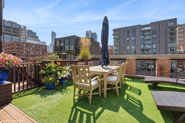 view of yard with a view of city