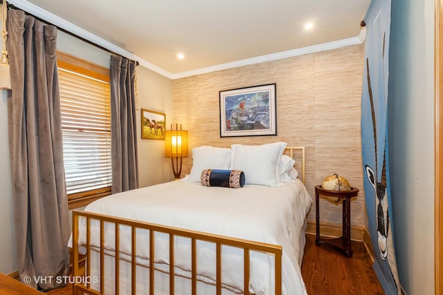bedroom featuring crown molding, wood finished floors, recessed lighting, and baseboards