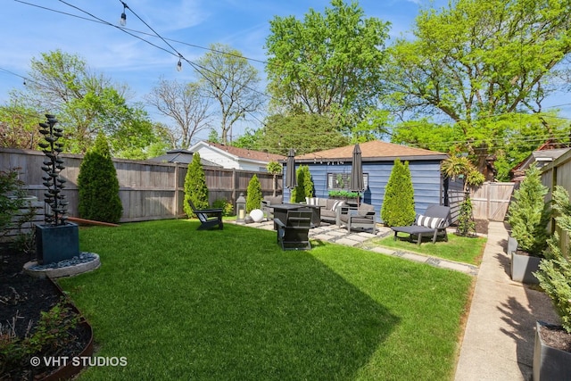 view of yard featuring an outdoor hangout area and a patio area