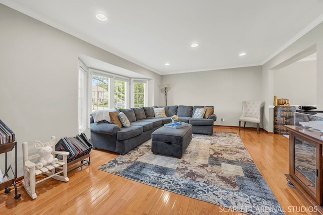 living area featuring crown molding, light wood-style flooring, baseboards, and recessed lighting