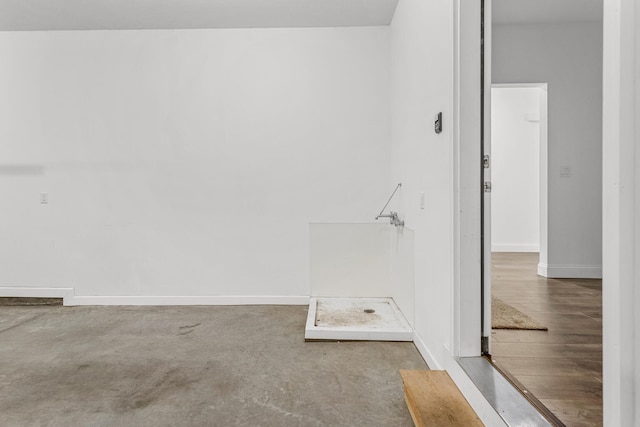washroom featuring baseboards