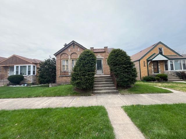 view of front of property with a front yard